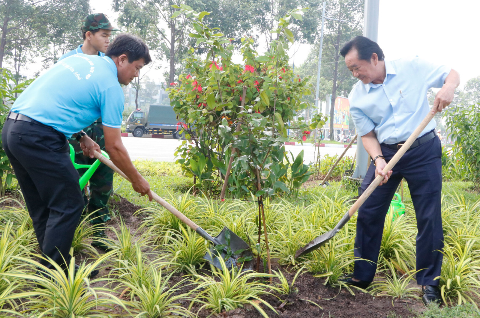Lãnh đạo tỉnh tham gia trồng cây xanh tại trung tâm thành phố mới Bình Dương.